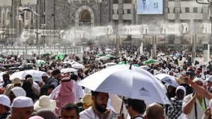 Hajj pilgrims battle Mecca's scorching heat with ice cream and giant fans