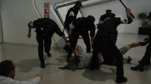 Spanish police clash with Gaza flotilla supporters (VIDEO)