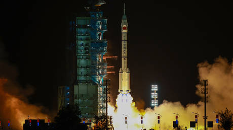 China launches year-long orbital mission with Moon ambitions (VIDEOS)