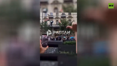 Protesters boo new Hungarian PM over EU migration pact (VIDEO)