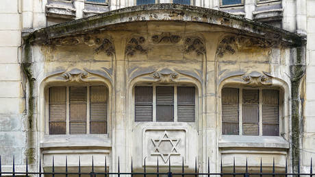 Hundreds evacuated after ‘military-grade’ weapon found near Paris synagogue
