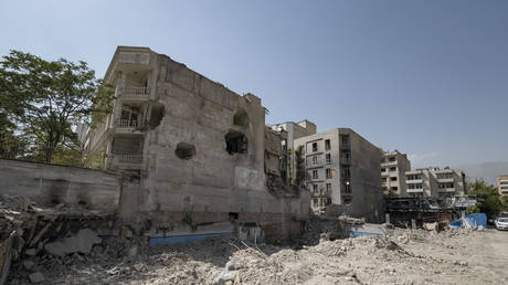 Heavy explosions as US pounds Iranian city (VIDEOS)