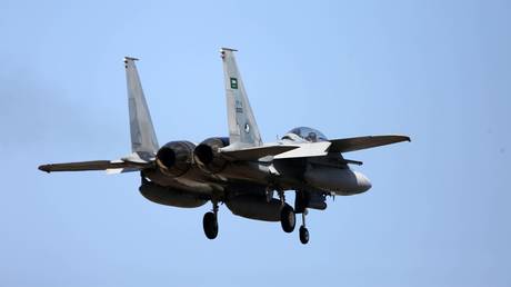Saudi-led coalition bombs Yemeni port (VIDEOS)